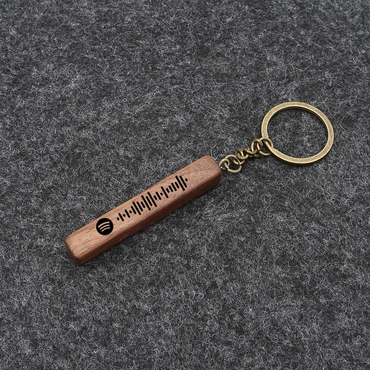 Spotify-nyckelring graverad med Spotify-kod och namn. Träbar tillverkad av äkta trä