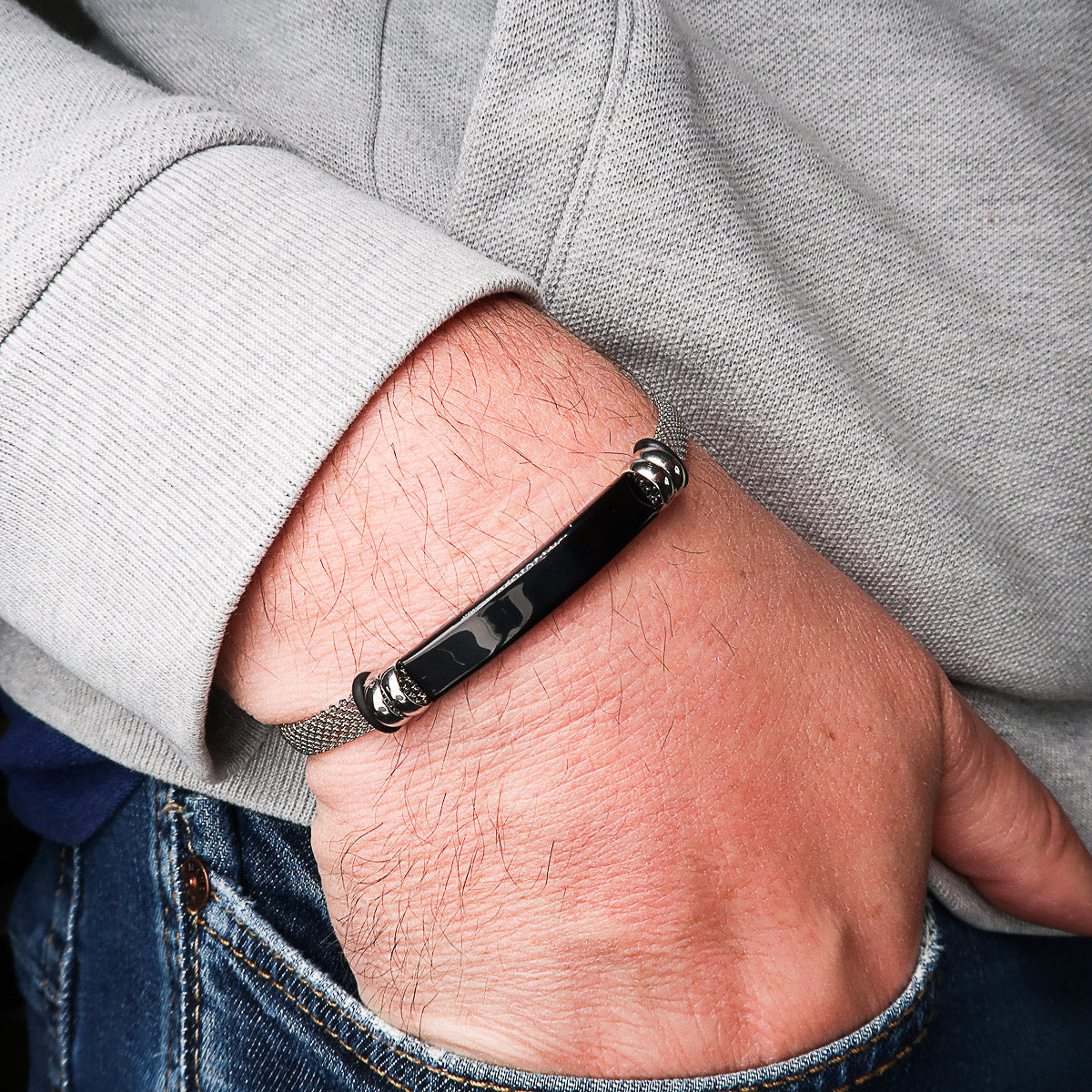 Varumärke "Linky" graverat med namn, armband tillverkat av fint länkband, rostfritt stål