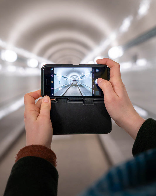 Klak personligt iPhone-fodral. Självstängande. Med gratis gravyr