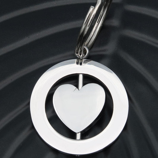 Personlig graverad nyckelring "Snurrande hjärta" med gravering på båda sidor av initialer för par