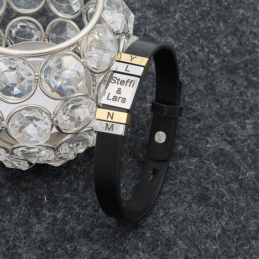 Läderarmband med graverade namn på pärlor varje namn på armbandet. "Family" personligt för mamma