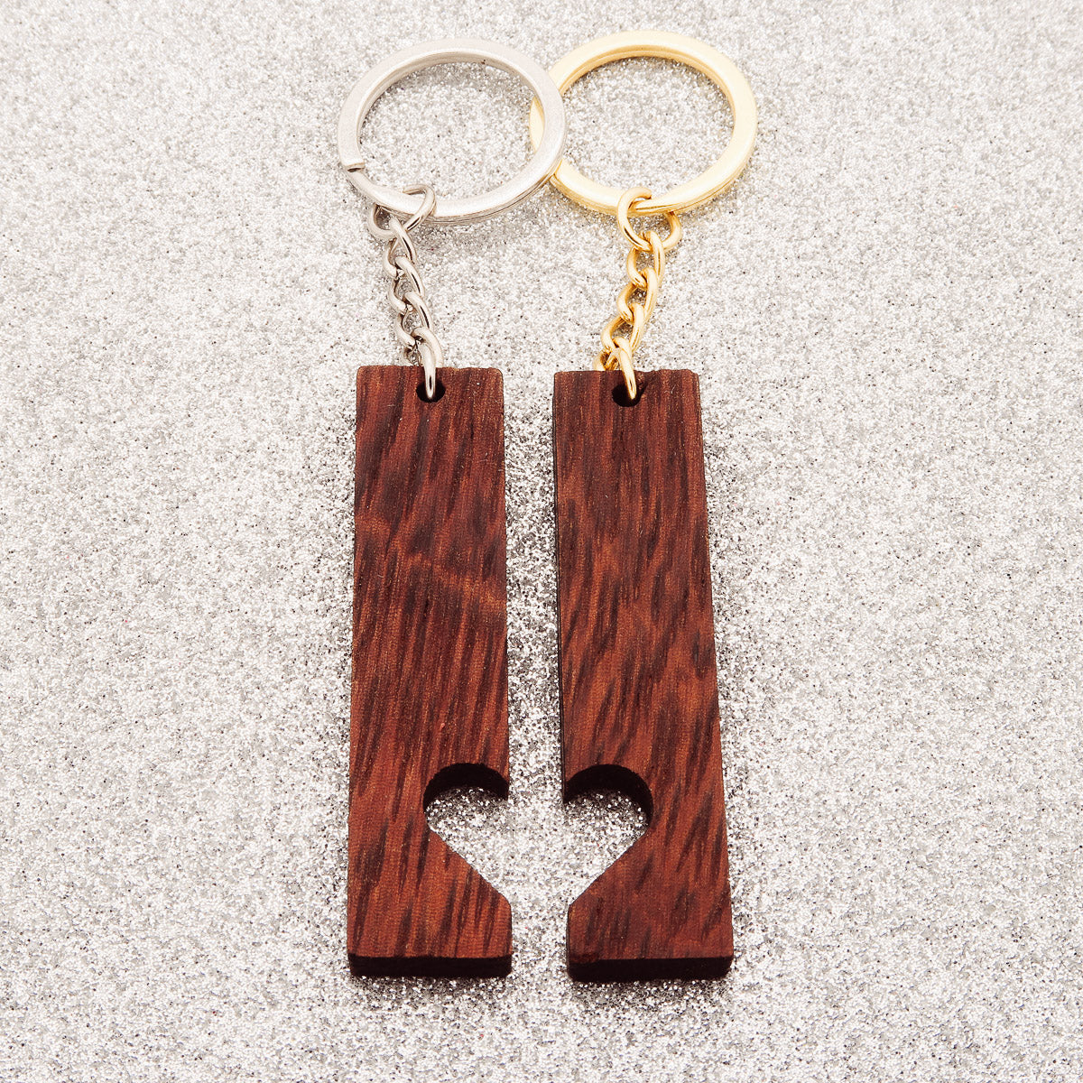 Partner Key Pendant Set "Heart to Heart Walnut" gjord av trä - med gravering